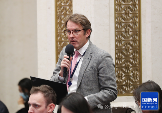 彭博新闻社记者发问（刘健 摄）