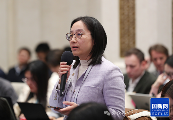 经济日报记者发问（刘健 摄）