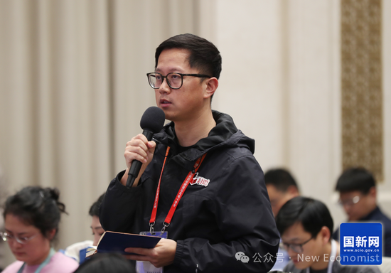  封面新闻记者发问（刘健 摄）