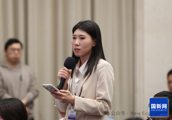  新华社新华财经记者发问（刘健 摄）