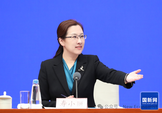  寿小丽邀请记者发问（栾舟师 摄）