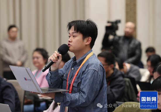 逐日经济新闻记者发问（刘健 摄）
