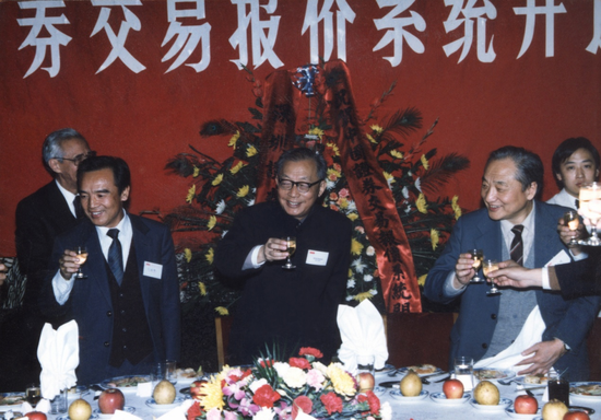 （STAQ系统开通典礼晚宴现场，左起：刘鸿儒、张劲夫、贺光辉）