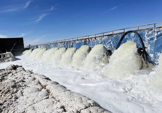 盐湖抽出的卤水 图片来源：每经记者 胥帅 摄（资料图）