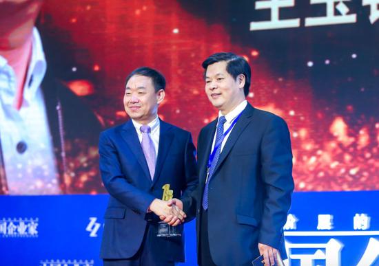 全国人大常委会委员、民盟中央副主席郑功成为王玉锁颁奖。