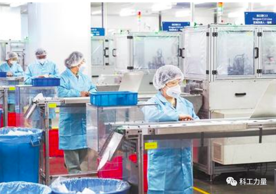 上海3M中国公司漕河泾工厂口罩生产线。图/新华社