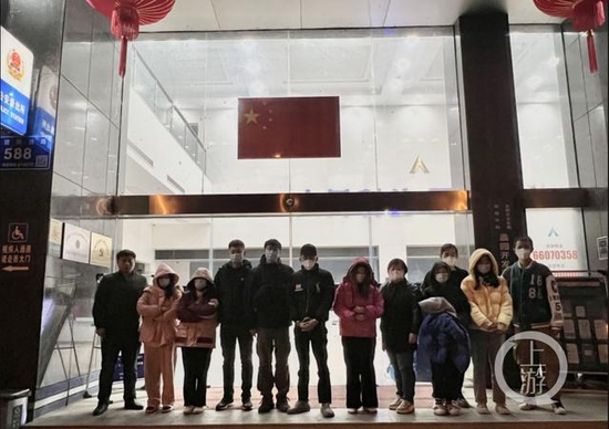  ▲多名诈骗团伙嫌疑人被捉拿归案。图片来源/无锡警方