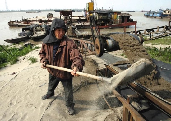 　正在鄱阳湖湖口进行采沙作业的工人