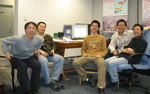 陈云霁（右一）在龙芯团队与同学合影。受访者供图