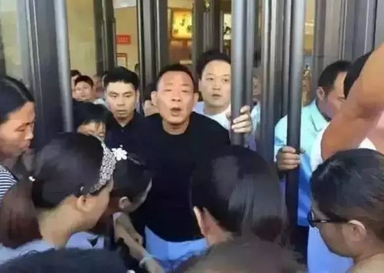 胖东来老板于东来亲自关门