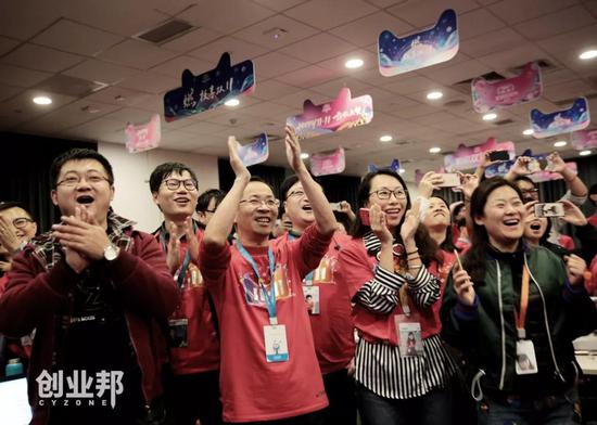 苗人凤(左4)与蚂蚁金服同事在双11办公室现场 | 受访者供图