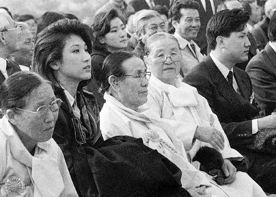 教育,性格温文尔雅,拥有芝加哥大学,斯坦福大学和韩国延世大学的学历