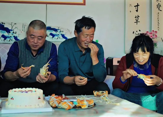  ▲甘肃人老魏今年过生日，生平第一次吃到大闸蟹，是儿子从拼多多上买的。程艺辉 | 摄