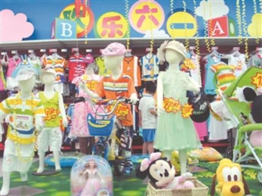 北京一商场“欢乐六一”儿童用品区展示的各式童装。南山 摄/视觉中国