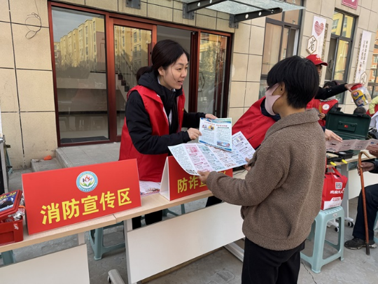 ↑澄城联社红马甲服务队在社区开展反诈宣传。