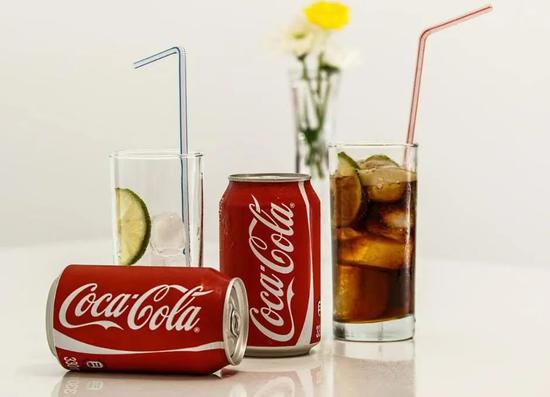 可口可乐拉上蒙牛开了“可牛了” 抱团取暖的两大巨头能有戏吗？