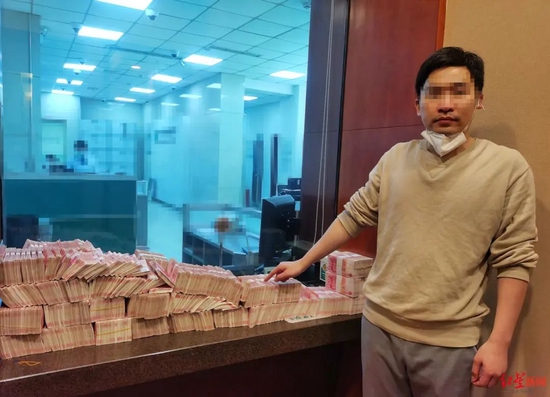 ▲犯罪嫌疑人及警方查扣的部分现金