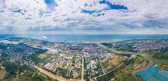发展中的海南东方临港产业园（无人机全景照片，10月20日摄）。 新华社图文