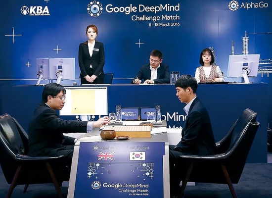 2016年，AlphaGo在围棋领域首次战胜了人类世界冠军（右）。