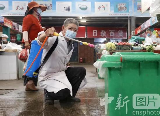 △加強農貿市場管控,落實疫情防控措施 中新社發 王健民 攝