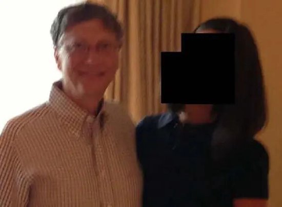 美国国会众议院监督委员会此前公布的文件中，出现盖茨与年轻女性的合照。《金融时报》