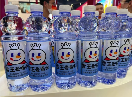 “瓶装水”蜜雪冰城们的瓶装水“混战”：讲水源、玩概念、掀起价格战