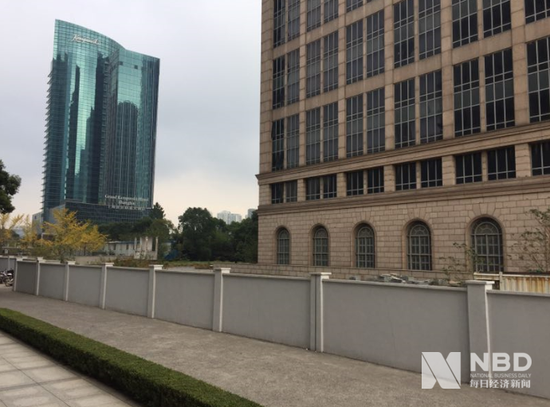 黄金置地大厦被两米高的围墙封得严严实实