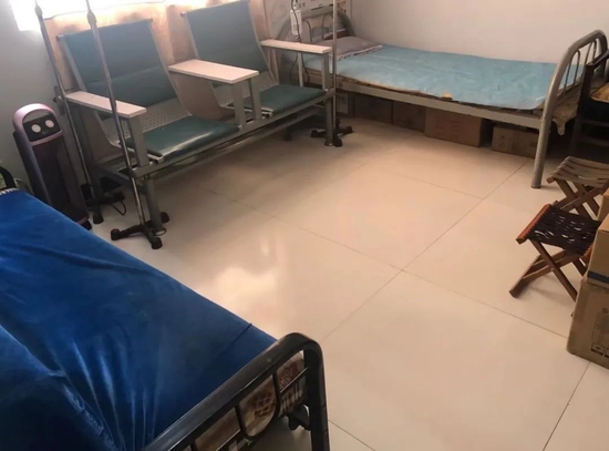 韩联丰村卫生室内的一个房间。2022年12月中旬，这里坐满了发热前来看病的村民。（作者供图）