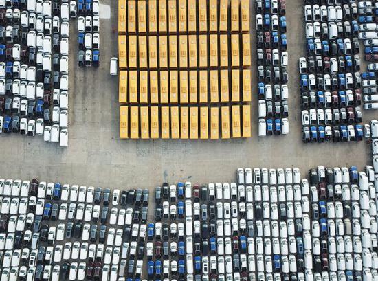 资料图片：2018年12月31日，大批国产车辆在江苏连云港港口码头等待装船。新华社发（耿玉和 摄）