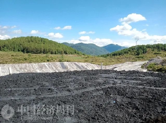 坐落在秀山县大山中的一个大型锰渣堆放区 摄影:《中国经济周刊》记者 石青川