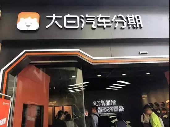 在2018年趣店开始招聘大量普通管培生,开出了1万底薪,年18薪的高薪待遇。