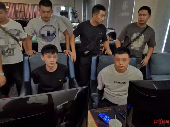 ▲犯罪嫌疑人在网吧被抓获