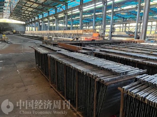 秀山县一大型电解锰产线停产后，生产设备上布满了灰尘和铁锈。 摄影:《中国经济周刊》记者 石青川