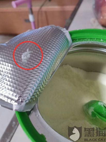 奶粉里有异物(图为网友提供)