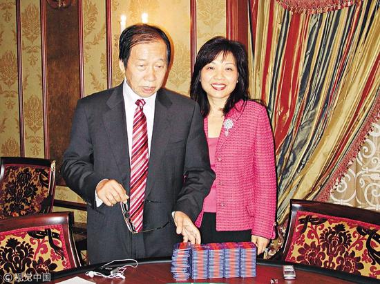 朱李月华（右）与父亲李慧文