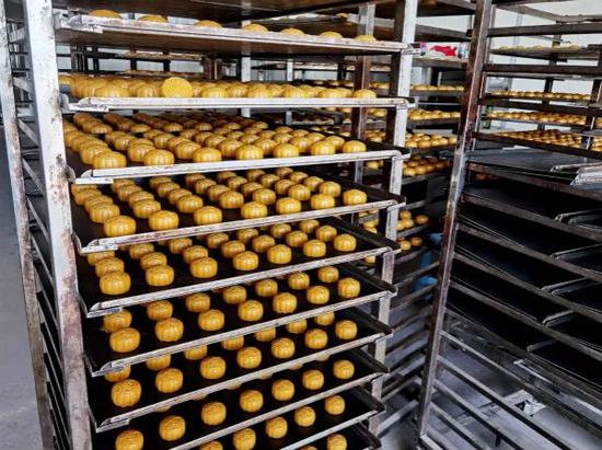 3000万元的网红月饼全是假的 伪造窝点在化粪池边