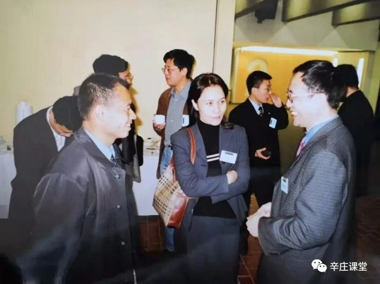 杨小凯与李宁(左)、肖瑞(中)在蒙纳士大学交谈(2002年夏)