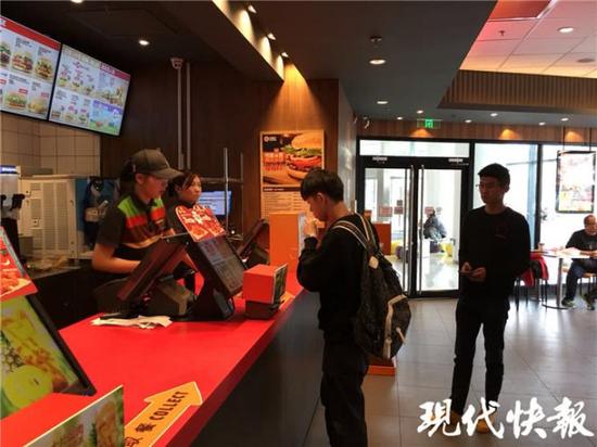 △次日中午,事发门店生意十分火爆