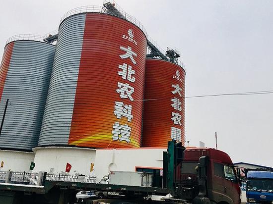 黑龙江宾县,东北猪场增多,大北农的饲料工厂也日夜运转 摄影:赵晓娟