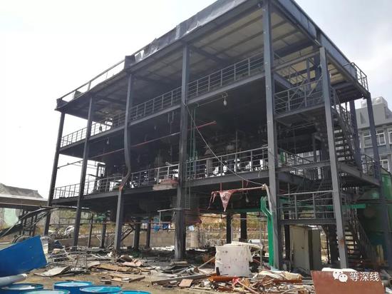 靠北的车间从东往西数第五根工字钢柱子,被爆炸激起的物件冲击,发生了