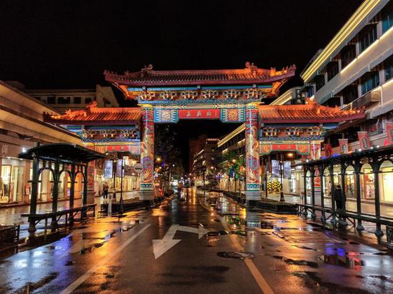 曾经人流熙攘的横店万盛街现在有些冷清