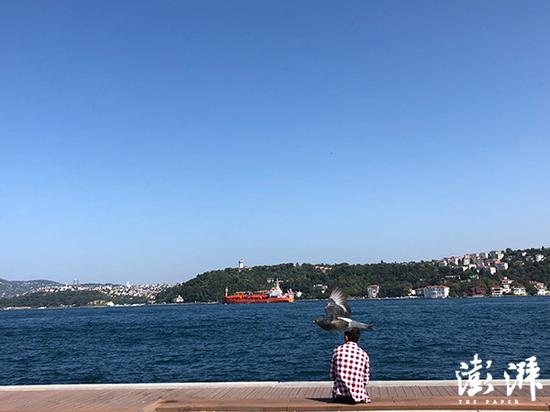 博斯普鲁斯海峡旁的年轻人。博斯普鲁斯又称伊斯坦布尔海峡，也是欧洲与亚洲的分界线。越来越多的土耳其年轻中产阶级在考虑是否应该离开这个国家。 澎湃新闻记者 蒋梦莹 摄