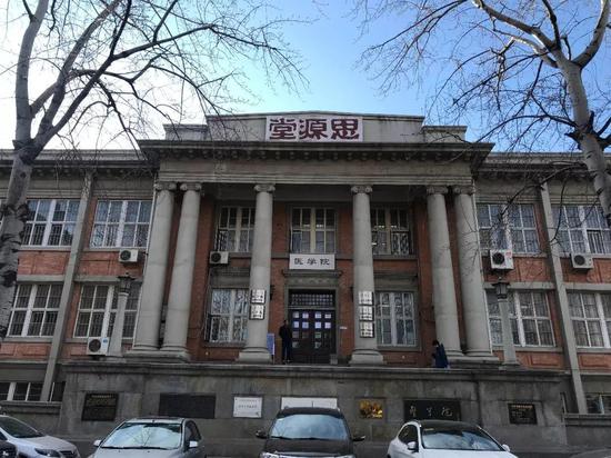 △南开大学内的思源堂，始建于1923年，是校园里最老的建筑，当年是美国洛克菲勒基金会与企业家袁述之捐资兴建的科学楼。（央视记者丁旭拍摄）