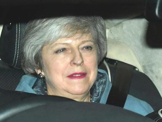 2月14日,在英国伦敦,英国首相特雷莎⋅梅乘车离开议会。英国议会下院14日投票否决了首相特雷莎⋅梅提出的一项动议,该动议要求议会支持政府与欧盟谈判修改“脱欧”协议。(新华/美联)