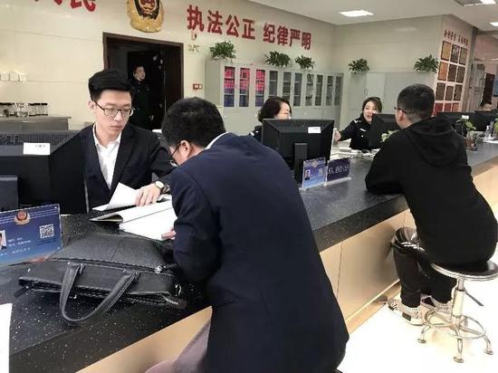 △石家庄市公安局户政大厅里工作人员正在为新“庄民”办理落户手续