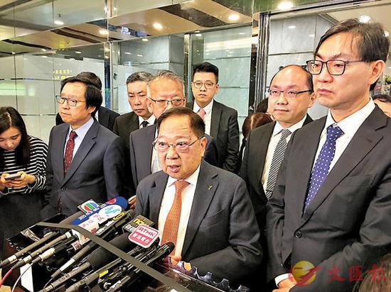 ■梁志坚(中）表示相信非会员也会跟从业界自律措施。记者颜伦乐摄