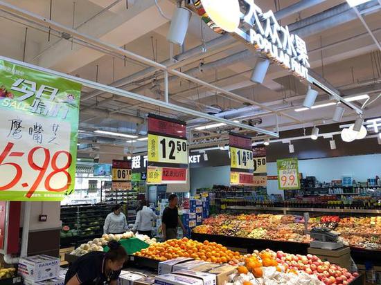 水果超市中,富士苹果价格高达12.5元/斤