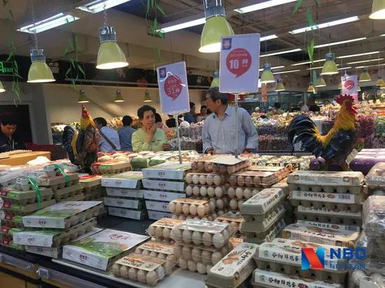 超市里货架上鸡蛋供应充足（每经记者 张蕊 摄）