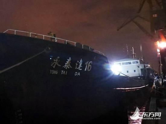 5月29日凌晨上海海关缉私警察在上海浦江镇一码头截获涉案走私船只。（李峥摄）