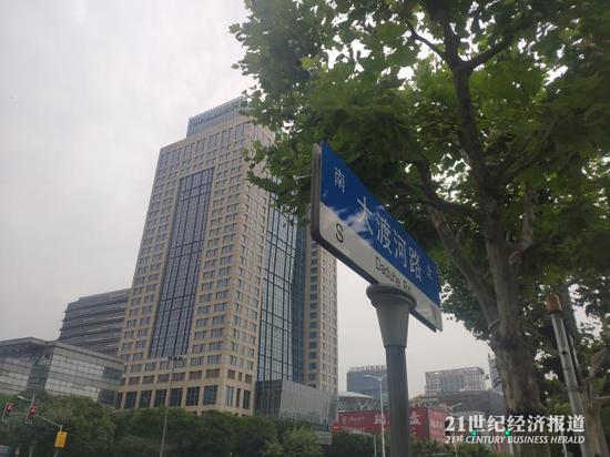 酒店位于上海市普陀区大渡河路上，正对马路，酒店门口有三名员工巡逻。